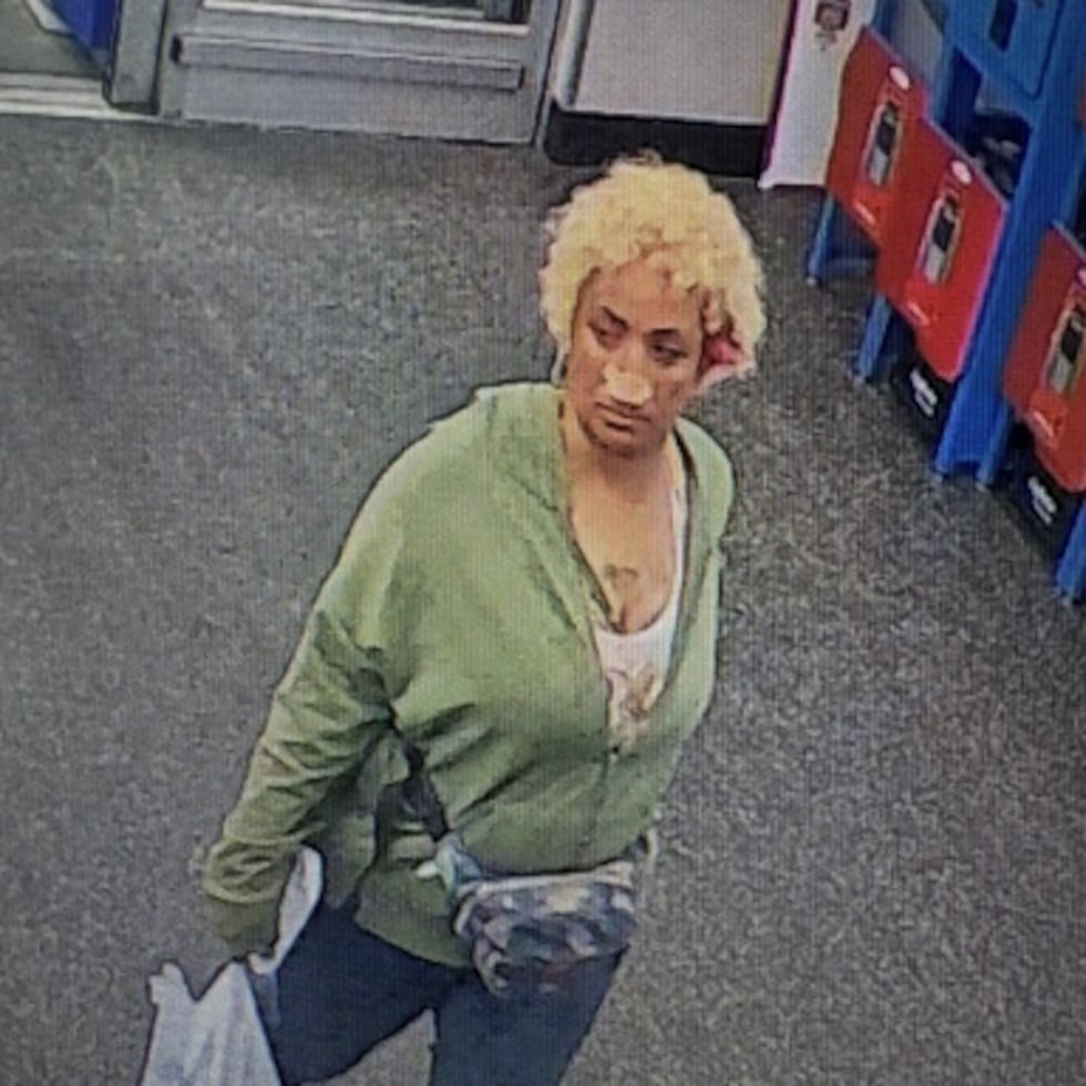 Esta foto sin fecha tomada de imágenes de vigilancia proporcionadas por el Departamento de Policía de Biloxi muestra a Camille Benson caminando en una tienda Walmart en Biloxi, Mississippi, donde presuntamente introdujo cuchillas de afeitar en barras de pan. (Departamento de Policía de Biloxi vía AP)