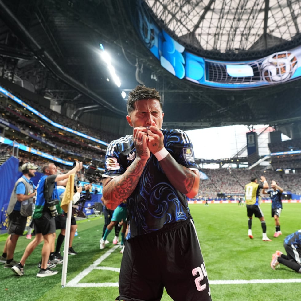 Enzo Fernandez se besa la camiseta tras la remontada de Argentina.