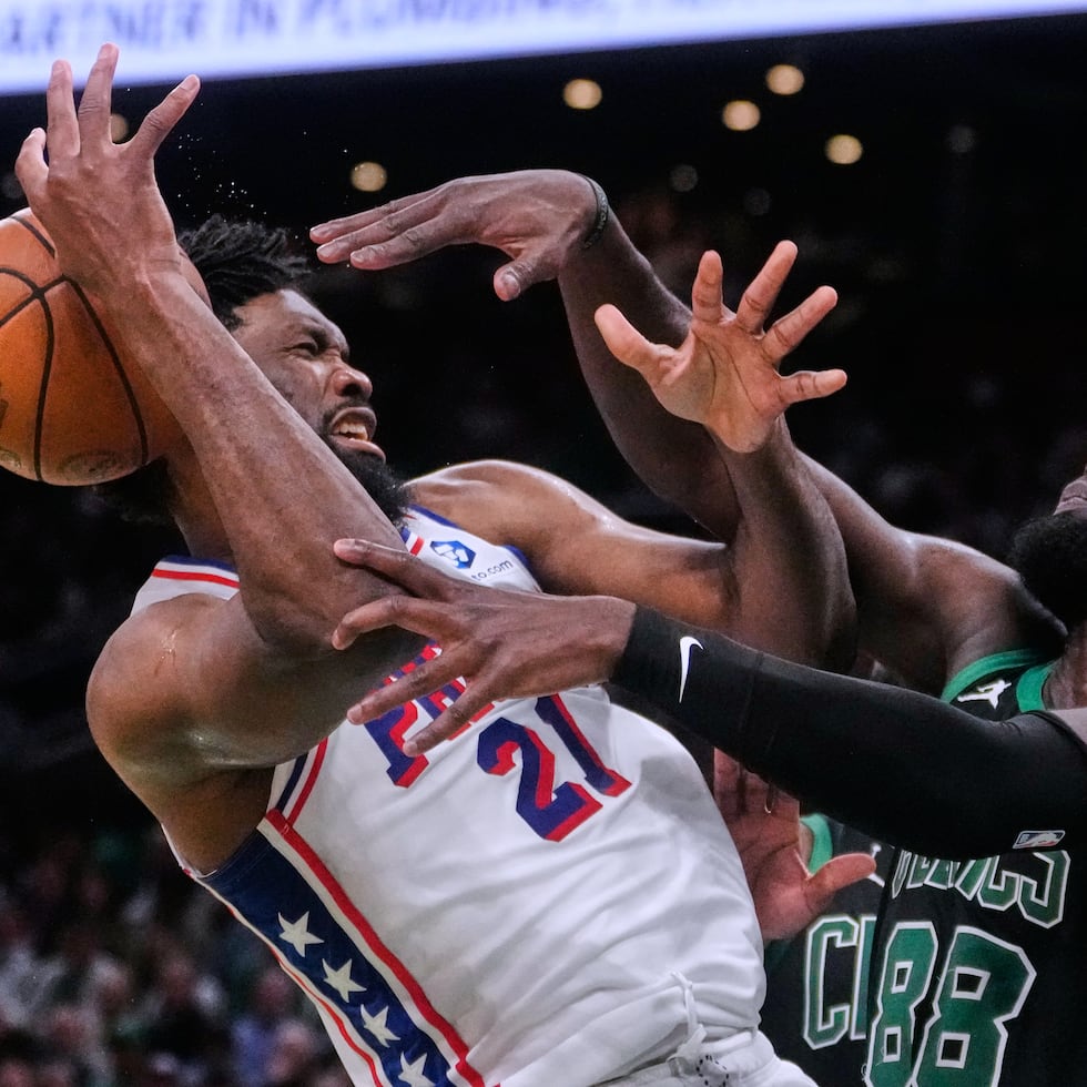 Neemias Queta (88), de los Celtics, comete una falta ante el pívot Joel Embiid (21) durante el sexto juego de la serie.
