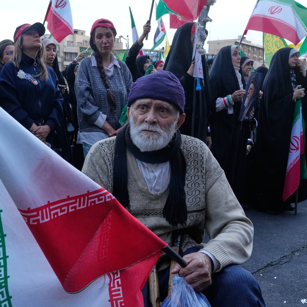 Un hombre sostiene una bandera iraní en una manifestación organizada por el Estado en Teherán, Irán, el miércoles 29 de abril de 2026, para celebrar el cumpleaños del Imam Reza, el octavo Imam de los musulmanes chiítas, y en apoyo al Líder Supremo iraní, el Ayatolá Mojtaba Khamenei. (Foto AP/Vahid Salemi)