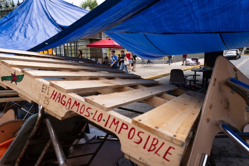 Los estudiantes colocaron pupitres y planchas de madera.
