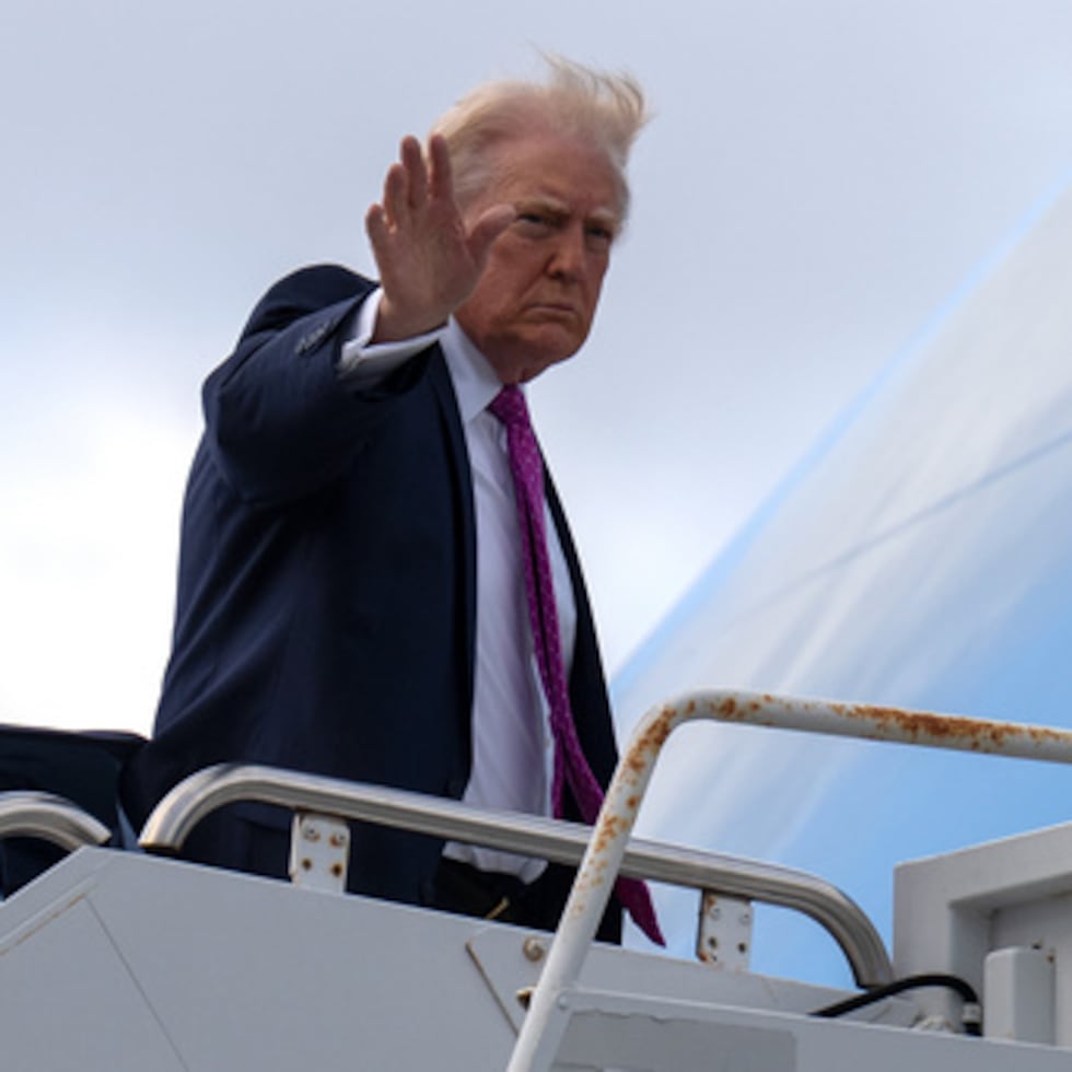 El presidente Donald Trump saluda mientras aborda el Air Force One.