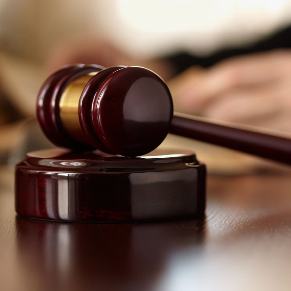 El texto de la Constitución distingue entre la facultad de Tribunal de aprobar reglamentación, y la de ejecutar la administración por la presidencia, afirma Carlos Gorrín.