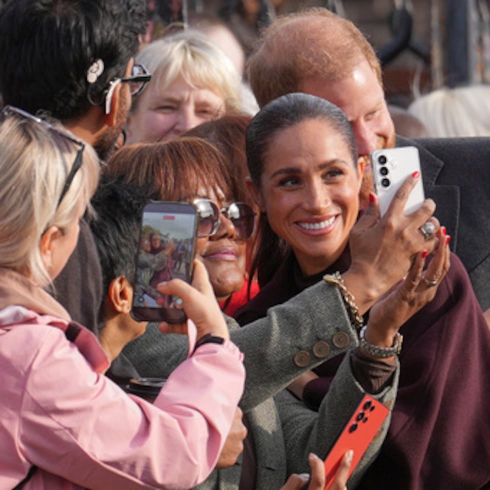 El príncipe Harry y Meghan, duque y duquesa de Sussex, posan para las cámaras junto a miembros del público a su llegada a The Community Recording Studio, en Nottingham (Inglaterra), el jueves 15 de octubre de 2026. (Foto AP/Maja Smiejkowska)