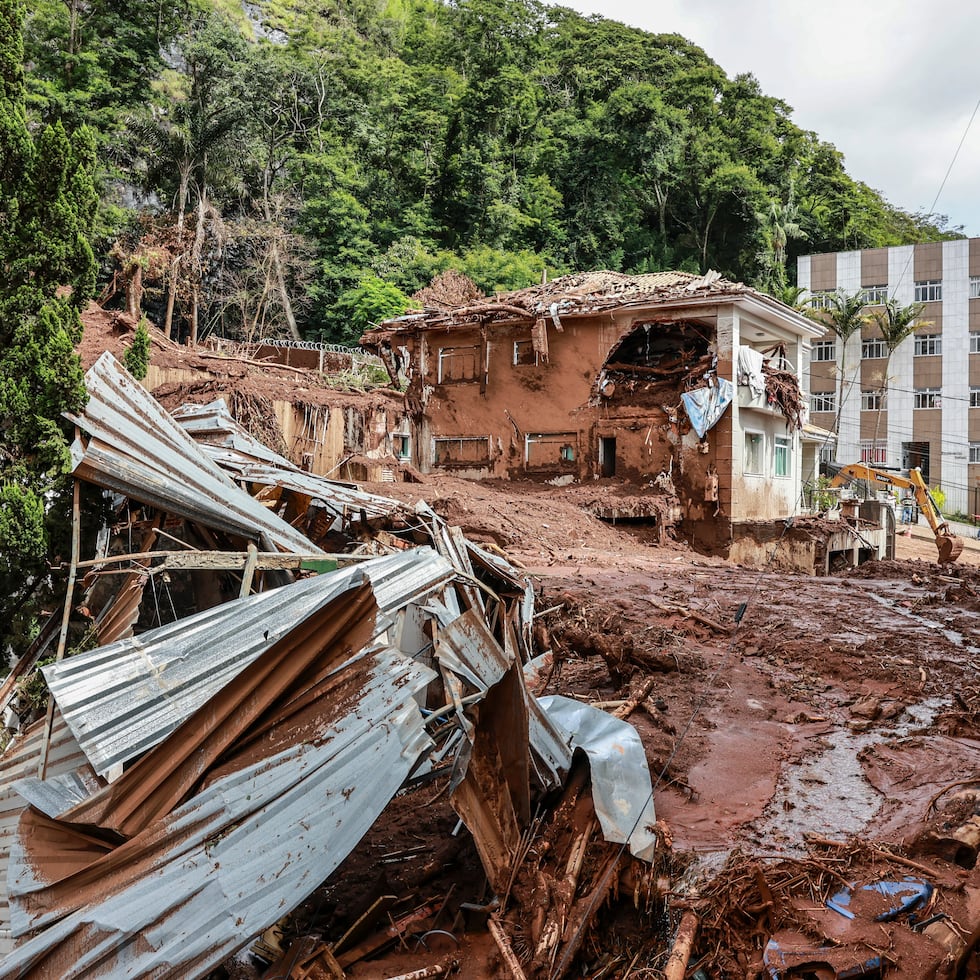 Fotografía que muestra una zona afectada por fuertes lluvias este miércoles, en Juiz de Fora.