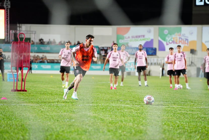 Lionel Messi durante el entrenamiento del miércoles en el Estadio Juan Ramón Loubriel.