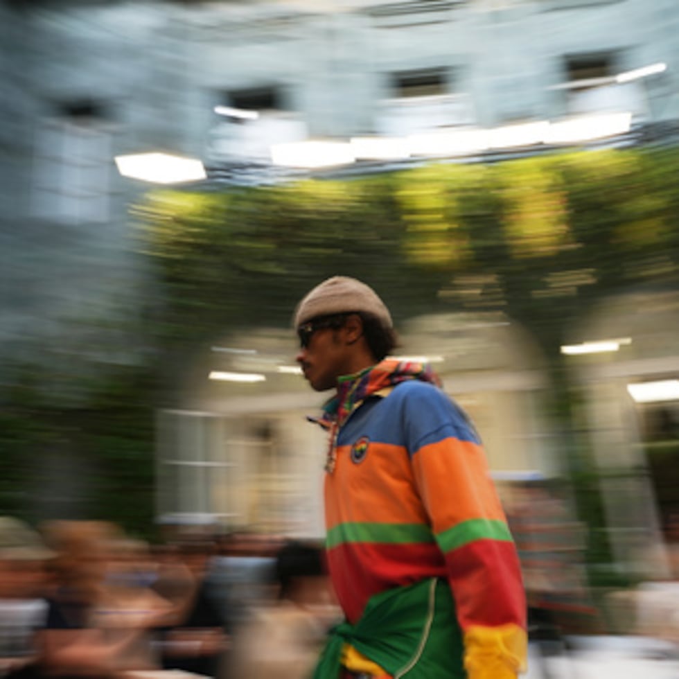 Una modelo luce un diseño de la colección masculina de primavera/verano 2027 de Ralph Lauren, presentada en Milán (Italia) el viernes 19 de junio de 2026. (Foto AP/Antonio Calanni)
