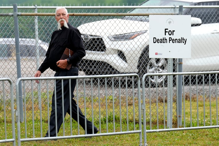 El reverendo Rick Laude entra en la zona reservada para los partidarios de la pena de muerte en las afueras de la Institución de Máxima Seguridad de Riverbend, antes de la ejecución programada de Tony Von Carruthers el jueves 21 de mayo de 2026 en Nashville, Tennessee. (Foto AP/Mark Humphrey)