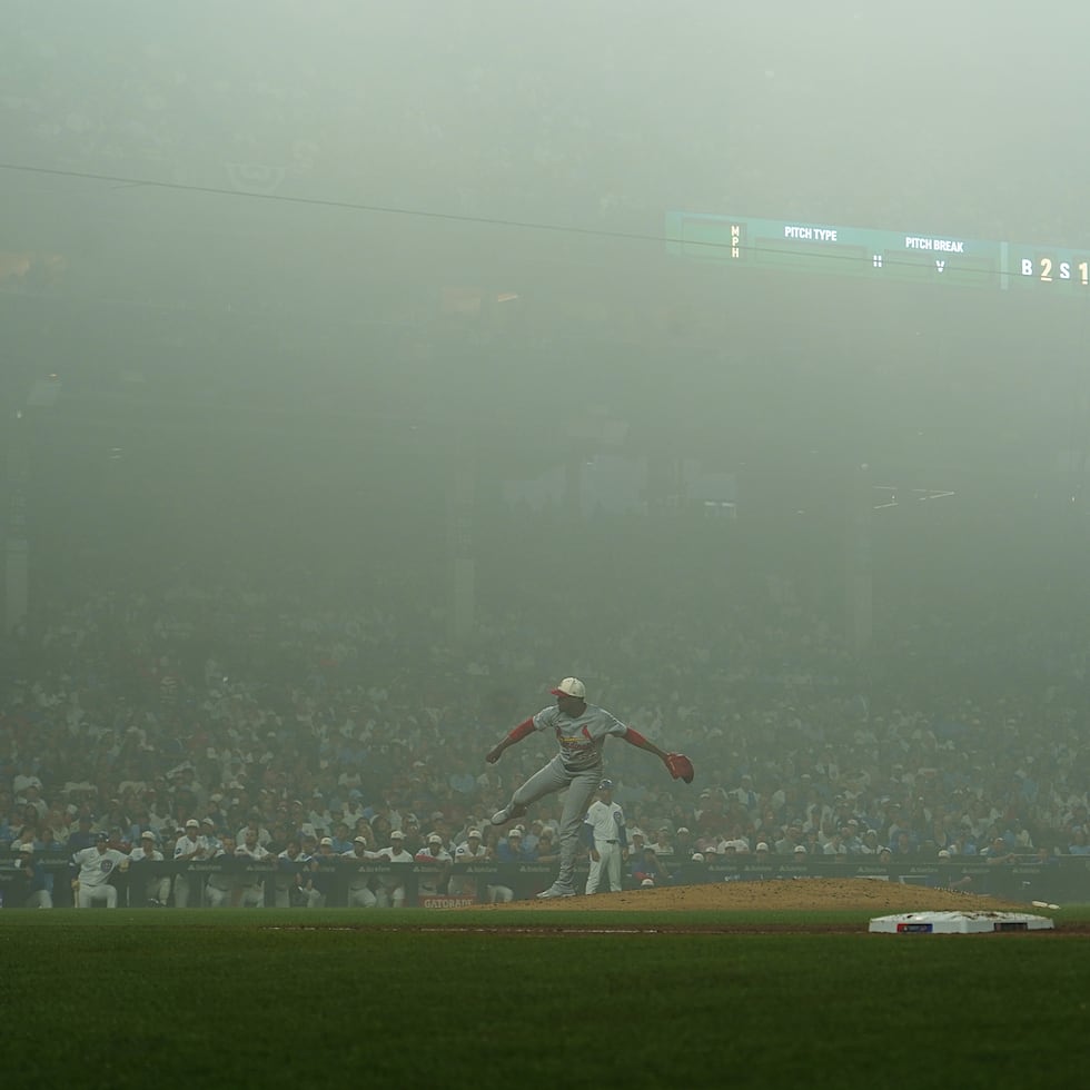 El pitcher de los Cardinals de San Luis Kyle Leahy lanza la bola en la sexta entrada en medio de la niebla en el encuentro ante los Cubs de Chicago.
