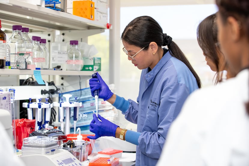 El NIIMBL eXperience for Educators es un programa inmersivo de dos días diseñado para introducir a los educadores en la industria biofarmacéutica mediante experiencias prácticas, vinculación con la industria y exposición directa a entornos reales de manufactura.