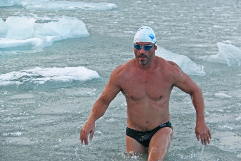 Ryan Stramrood ha enfrentado desafíos únicos al nadar en algunos de los lugares más inhóspitos del planeta, como aguas en temperaturas bajo cero, donde no solo rompió récords personales, sino también límites humanos establecidos.