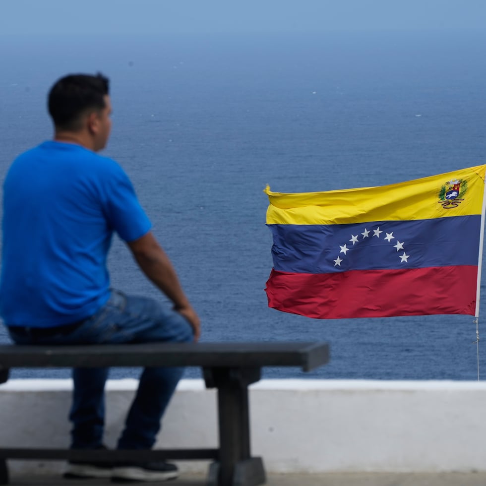 Un hombre mira el mar en la ciudad de La Guaira, Venezuela, donde ondea la bandera nacional, el miércoles 17 de diciembre de 2025.