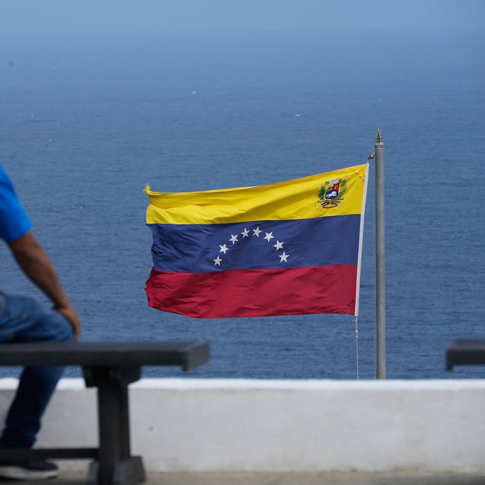 Un hombre mira el mar en la ciudad de La Guaira, Venezuela, donde ondea la bandera nacional, el miércoles 17 de diciembre, mientras se espera una declaración de guerra por parte de Estados Unidos.
