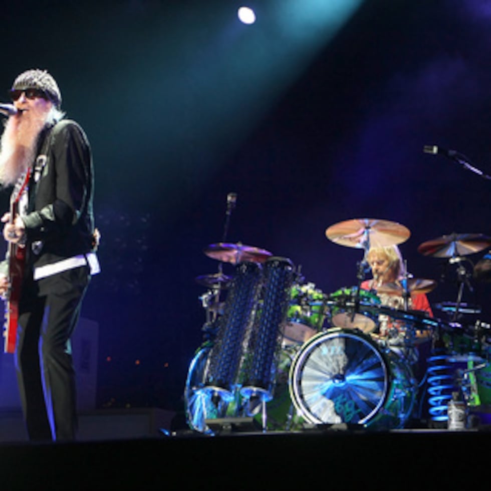 Billy Gibbons, a la izquierda en la guitarra, Dusty Hill en el bajo y Frank Beard, en la batería, tocan en Mónaco el 5 de julio de 2010.