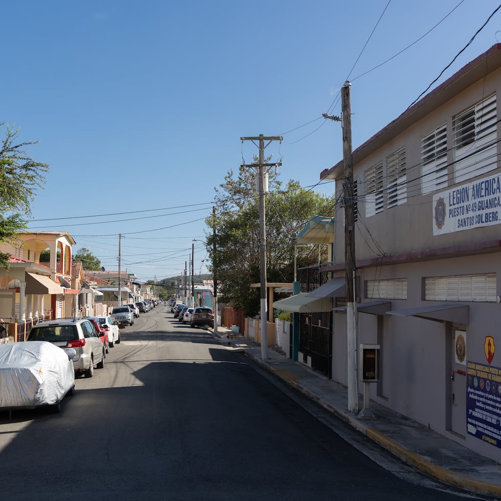 Entre los casos más dramáticos aparece Guánica. Su población pasó de aproximadamente 13,788 habitantes en 2020 a cerca de 11,840 en 2025, una pérdida cercana al 14% en apenas cinco años, afirma Luis Ríos.