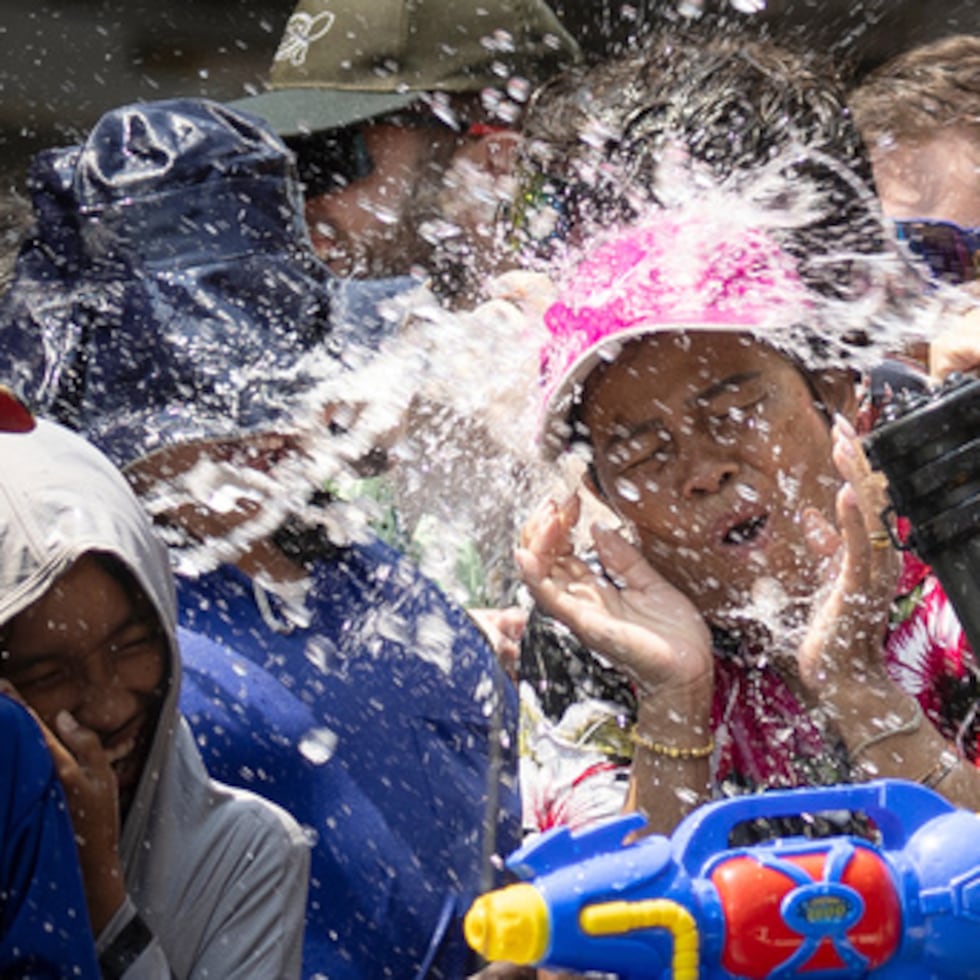 El gesto de lanzar agua simboliza la purificación y el inicio de un nuevo ciclo.