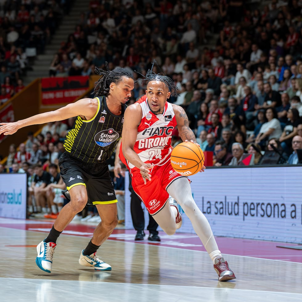 Jassel Pérez maneja el balón en el cuál anotó 40 puntos para el Girono frente al Coruña en la Liga ACB de España.