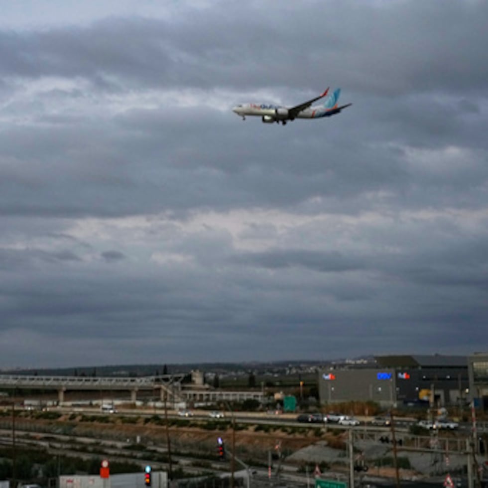 Un avión de FlyDubai que transportaba a pasajeros israelíes que anteriormente habían viajado a bordo de otro avión de FlyDubai que realizó un aterrizaje de emergencia en Arabia Saudí se aproxima al Aeropuerto Internacional Ben Gurión, cerca de Tel Aviv (Israel), el miércoles 30 de septiembre de 2026. (Foto AP/Ohad Zwigenberg)