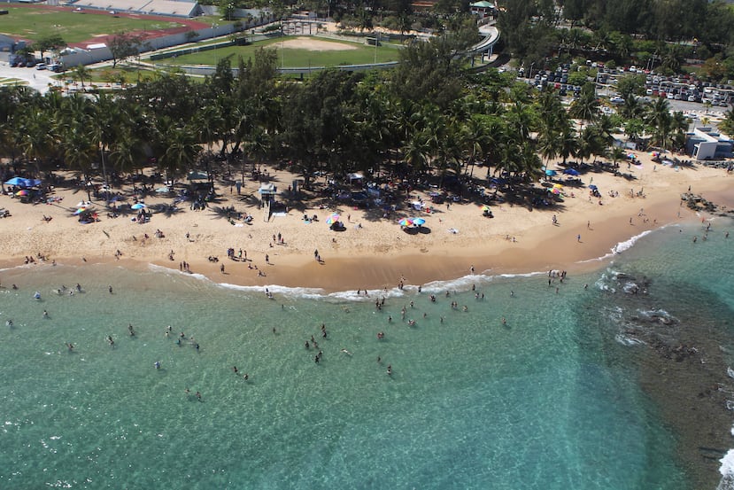 Vista aérea hacia la playa El Escambrón.