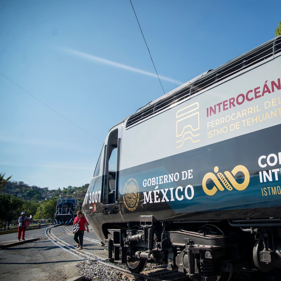 El tren Transístmico, parte del Corredor Interoceánico del Istmo de Tehuantepec (CIIT) es un megaproyecto que conecta los océanos Atlántico y Pacífico mediante trenes.