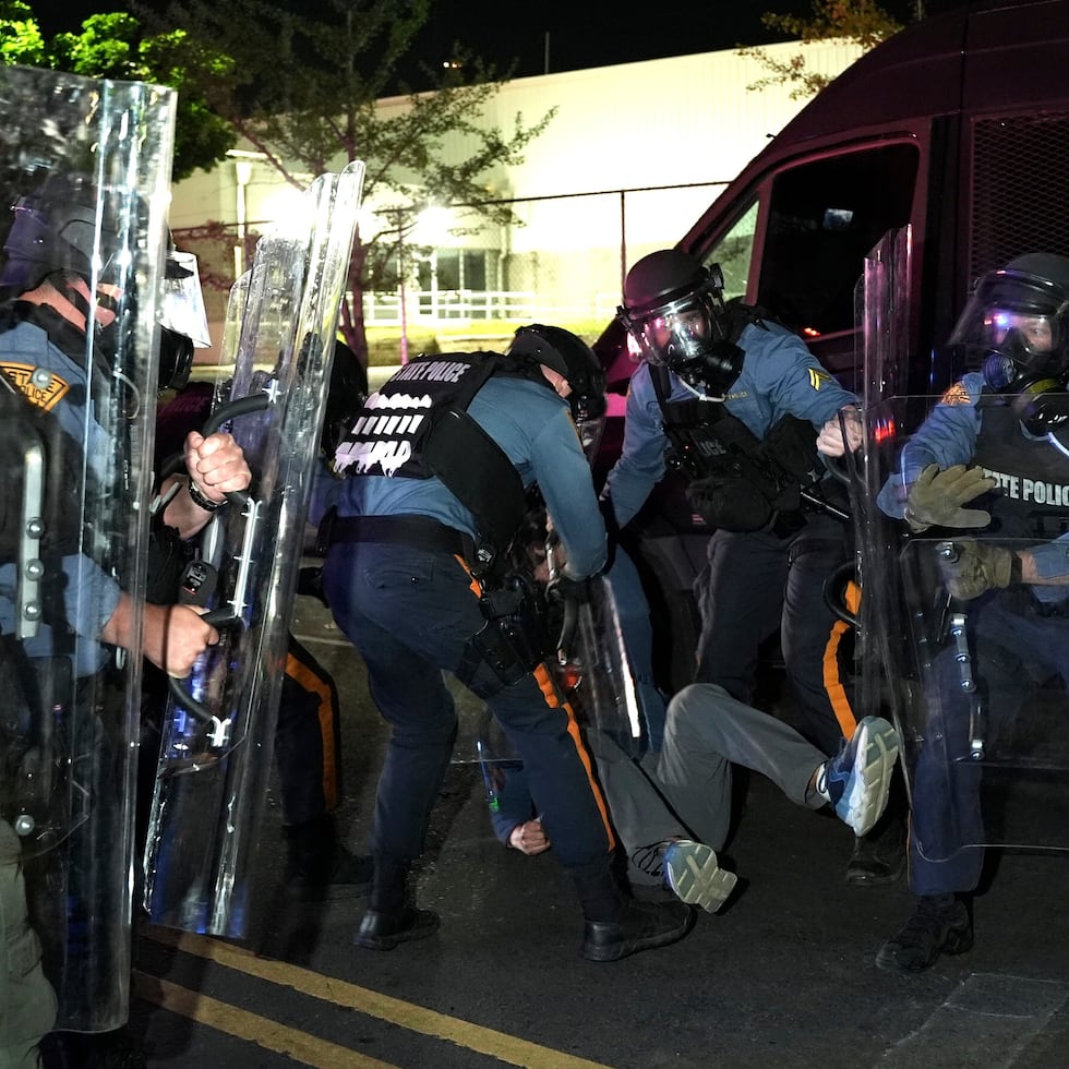 En las protestas de este sábado se vivieron momentos de tensión entre los manifestantes en contra de la política migratoria del presidente de Estados Unidos, Donald Trump.