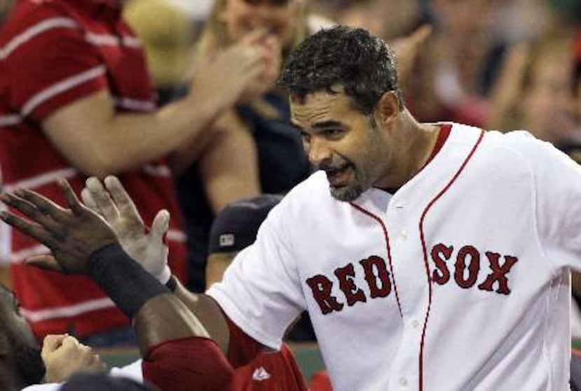 Mike Lowell no podrá jugar con Puerto Rico mientras permanezca en la lista de 40 peloteros de Boston. <font color="yellow">(AP / Elise Amendola)</font>