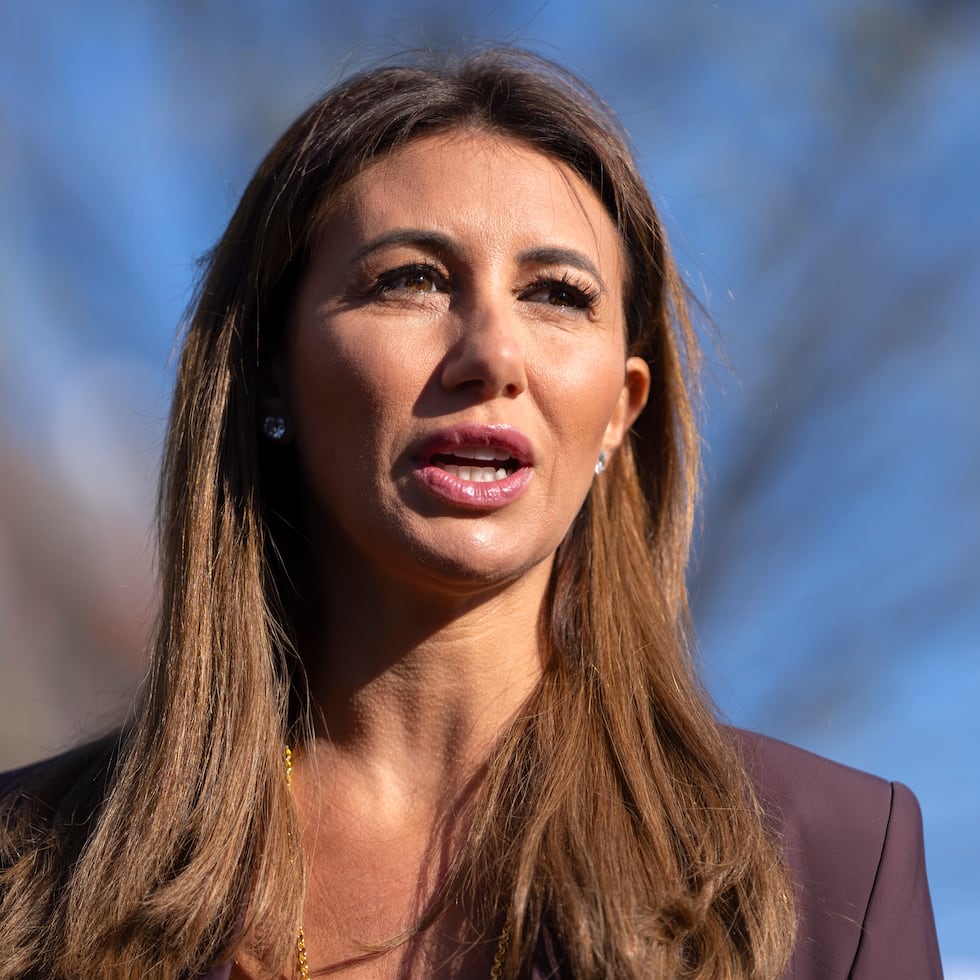 Un hombre fue arrestado luego de que funcionarios federales alegaran que destruyó propiedad al intentar confrontar a la principal fiscal federal de Nueva Jersey, Alina Habba.