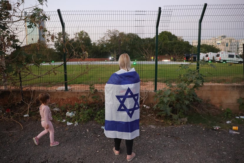Petah Tikva (Israel), 24/11/2023.- A woman draped in a national flag waiting for the return of Israeli children hostages held by Hamas in Gaza, at the Schneider Children's Medical Center in Petah Tikva, Israel, 24 November 2023. Israel and Hamas agreed to a four-day ceasefire, mediated by Qatar, the US, and Egypt, that came into effect at 05:00 AM GMT on 24 November, with 50 Israeli hostages, women and children, to be released by Hamas. 150 Palestinian women and children that were detained in Israeli prisons are to be released in exchange. More than 14,000 Palestinians and at least 1,200 Israelis have been killed, according to the Gaza Government media office and the Israel Defense Forces (IDF), since Hamas militants launched an attack against Israel from the Gaza Strip on 07 October, and the Israeli operations in Gaza and the West Bank which followed it. (Egipto, Catar) EFE/EPA/ABIR SULTAN