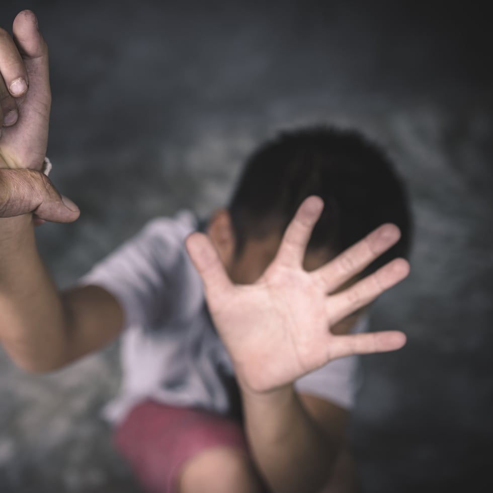 La sentencia de la Audiencia Provincial de Asturias les condena a cada uno de ellos a dos años y cuatro meses de cárcel por un delito de violencia psíquica habitual en el ámbito familiar y a otros seis meses de prisión por un delito de abandono de familia.