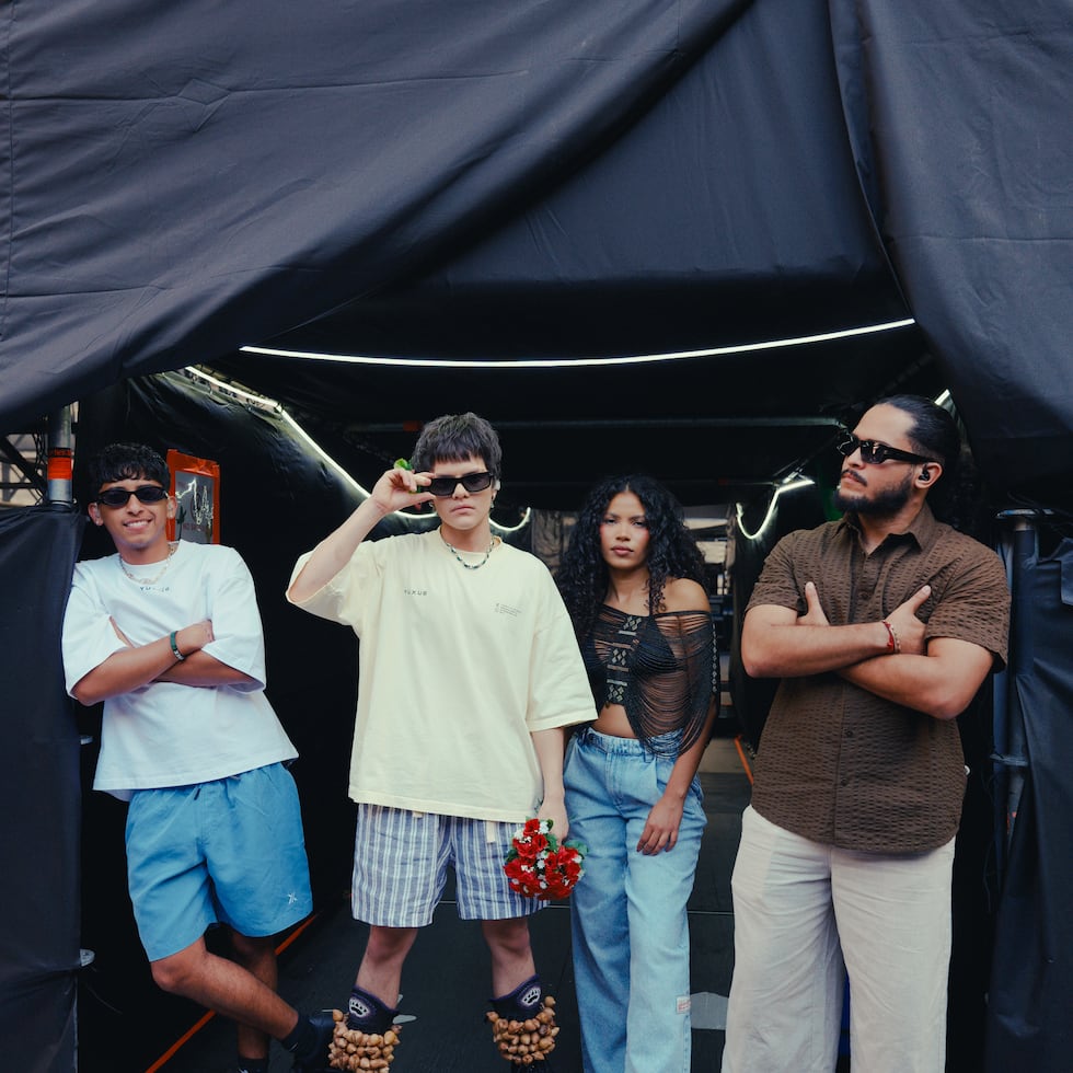 Los chicos de Chuwi visten de Yuxus para uno de los conciertos de Bad Bunny en Madrid.