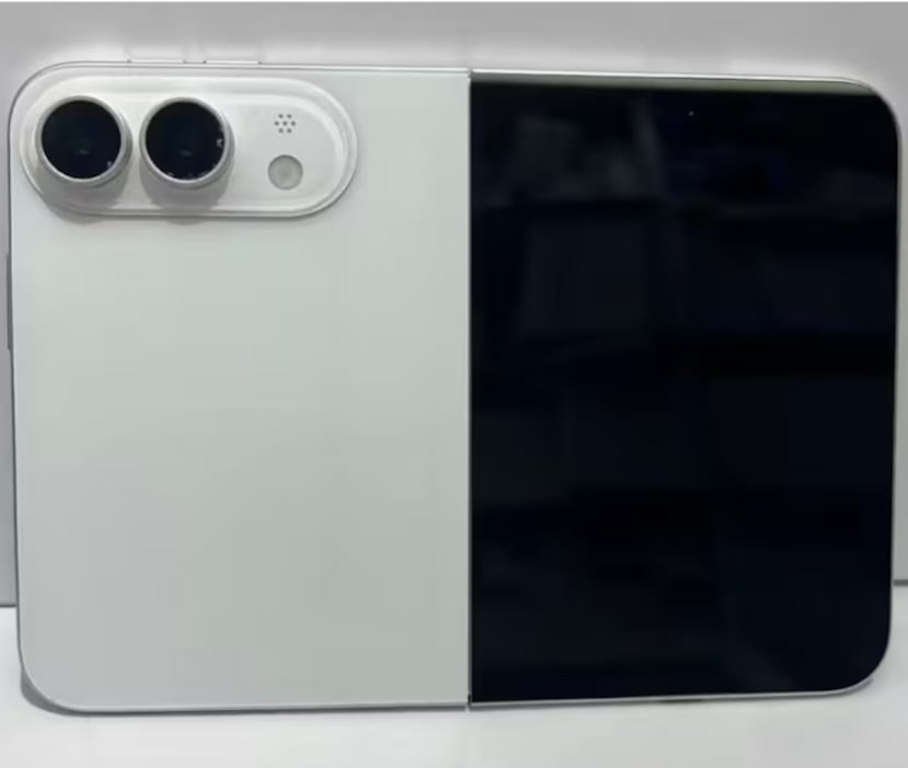 Un “dummy” del supuesto iPhone Fold, una maqueta que tienen los fabricantes de fundas y otros accesorios para probar el volumen general del equipo.