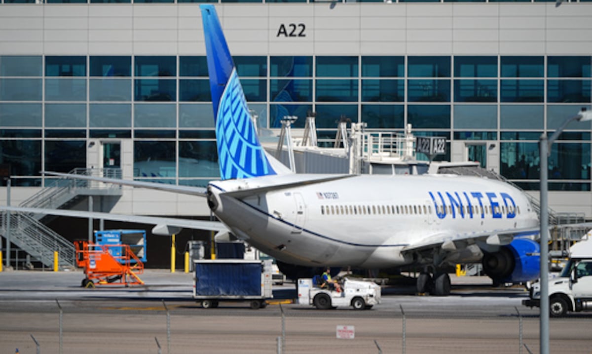 Facturar una maleta en United Airlines te saldrá más caro debido a la subida del precio del combustible