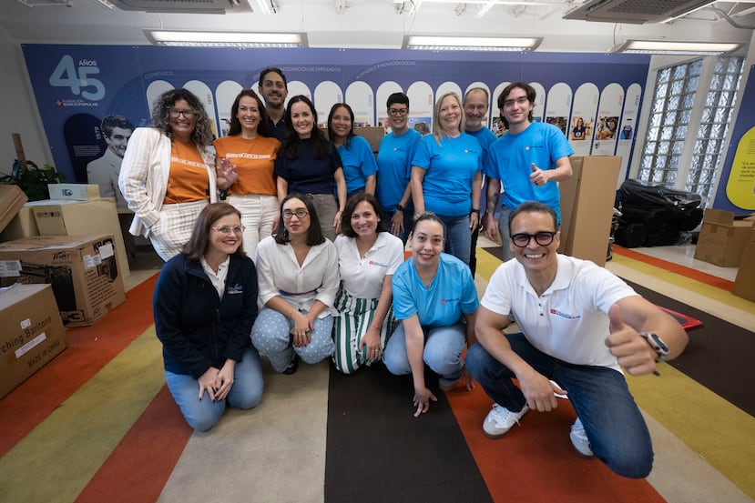 Grupo de empleados y voluntarios de la Fundación Banco Popular y la Fundación Luis A. Ferré, quienes participaron de la entrega de instrumentos de la iniciativa "Revive la música".