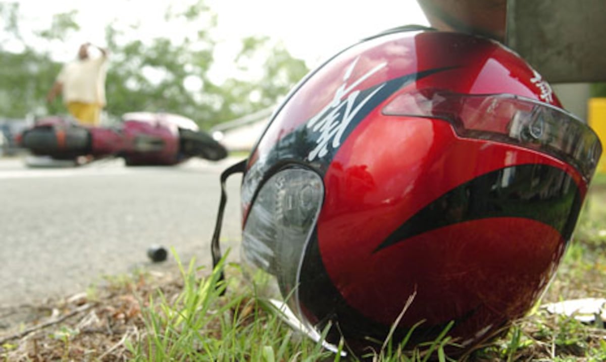 Motorista impacta a hombre que pescaba en la PR-165 en Dorado