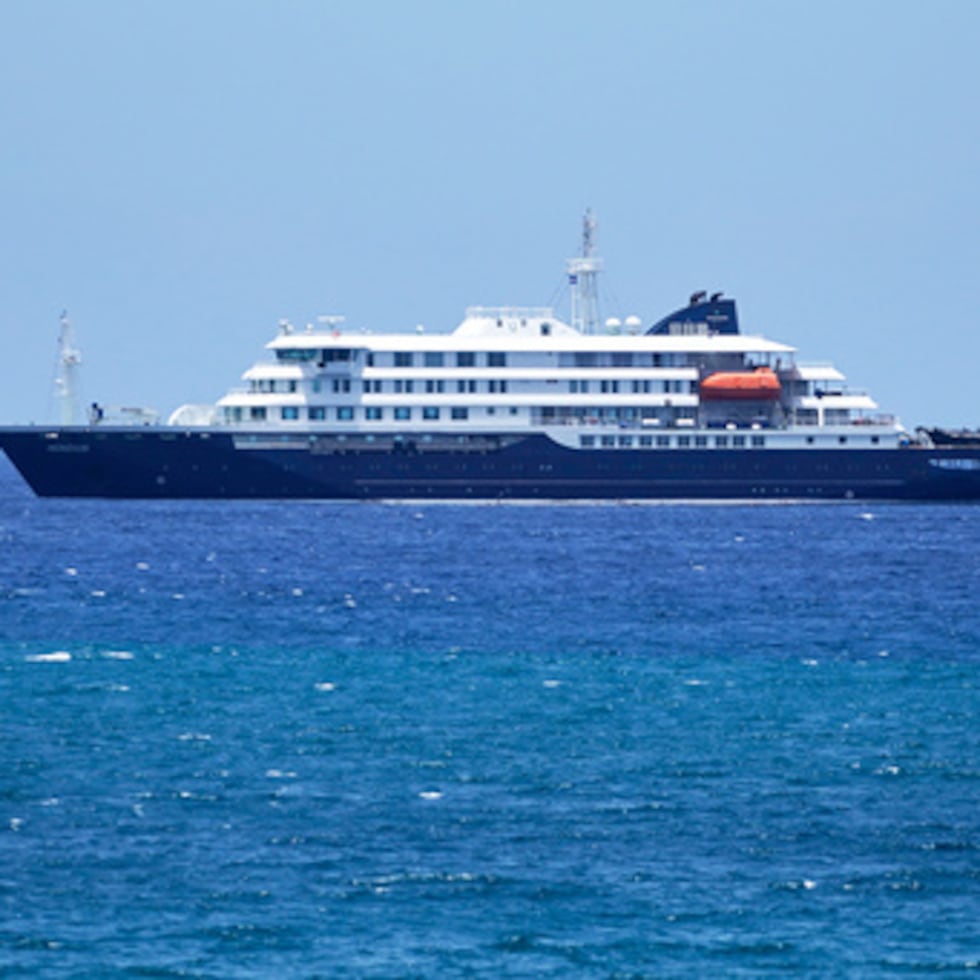 El crucero MV Hondius anclado en un puerto de Praia, Cabo Verde.