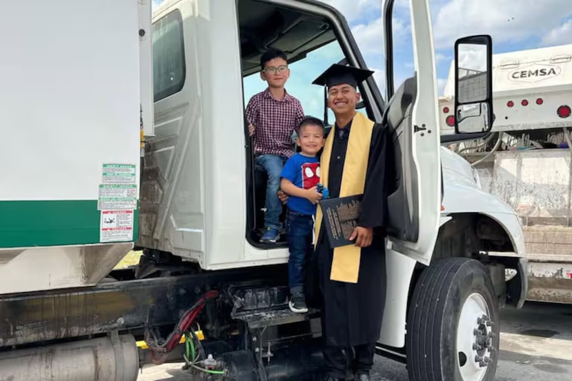 Por 5 años, José Israel Hernández Chávez, trabajó como recolector de basura en la ciudad de Matamoros, en México, para costear sus estudios de Derecho.