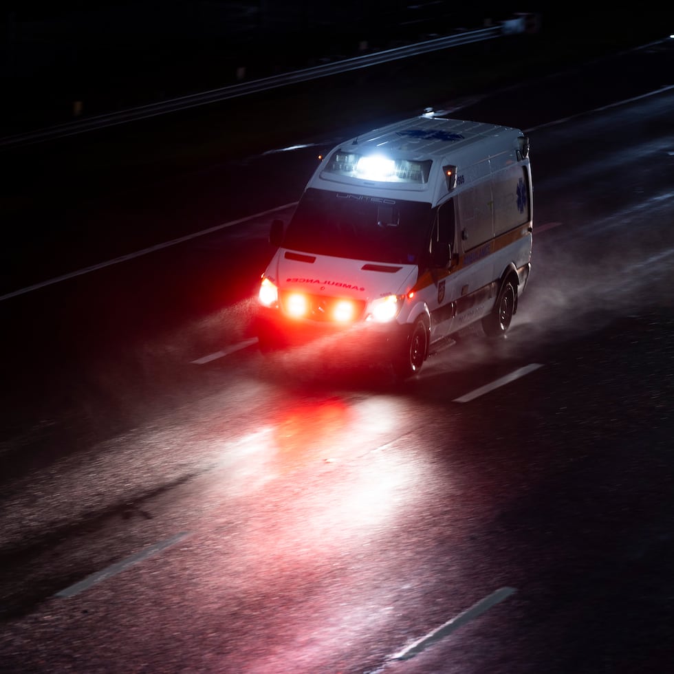 El septuagenario fue llevado a un hospital en condición de cuidado.