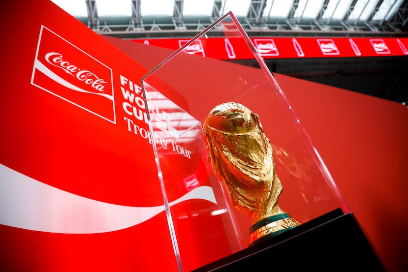 El icónico trofeo de la Copa Mundial realizó este sábado una parada en el Bernabéu como parte de la gira internacional por 30 países que han organizado Coca-Cola y la FIFA como antesala al torneo de este año y que, en la capital española, ha tenido como embajadores a los exfutbolistas Aitor Karanka y Roberto Carlos. EFE/David Fernández