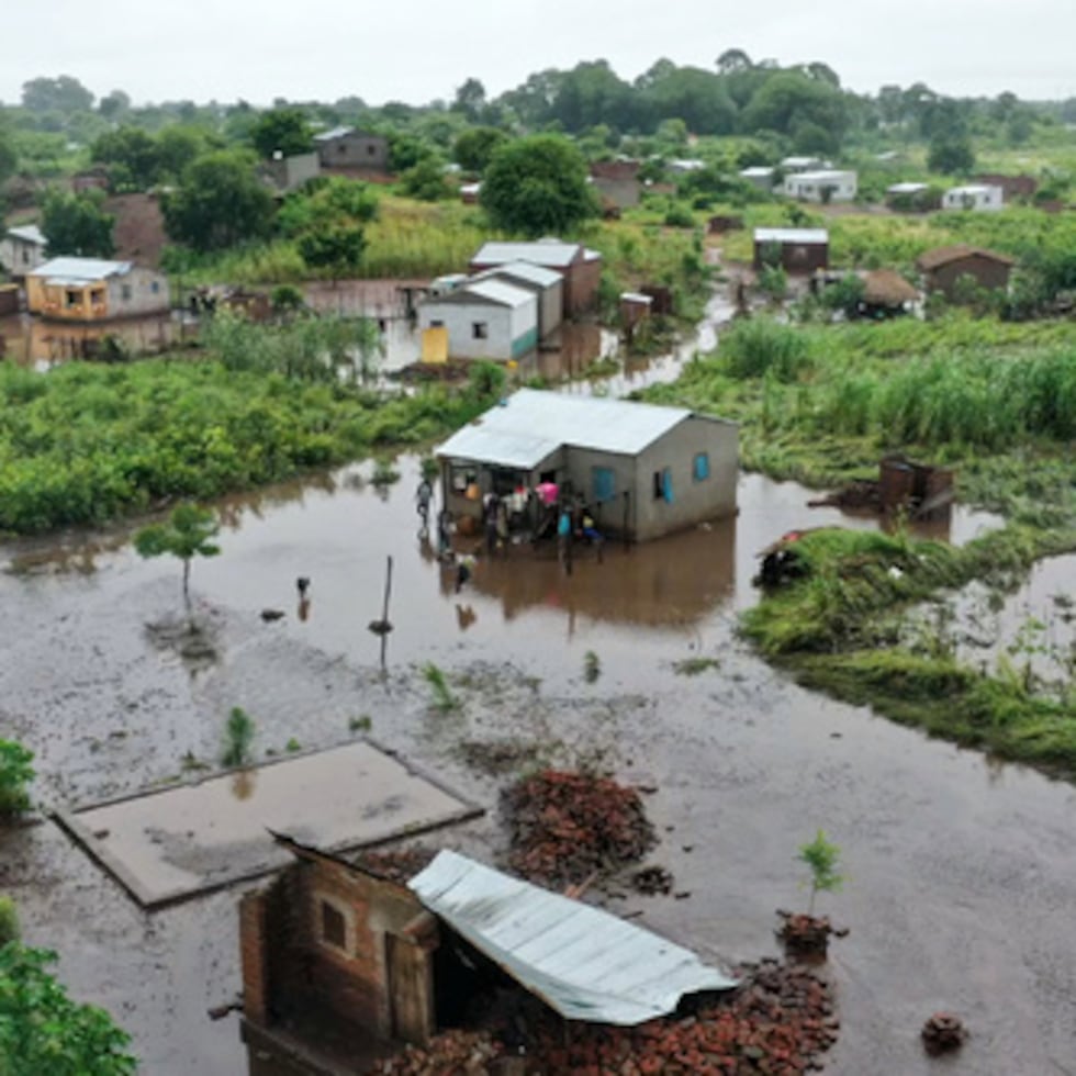 Esta imagen de vídeo muestra la escena tras las inundaciones en la provincia de Tete, Mozambique, el jueves 15 de enero de 2026. (Foto AP)