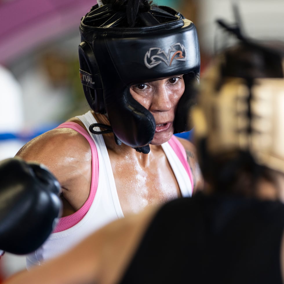 Amanda Serrano trabajó este martes en el Gimnasio Los Ángeles en Carolina de cara a su combate del 3 de enero.