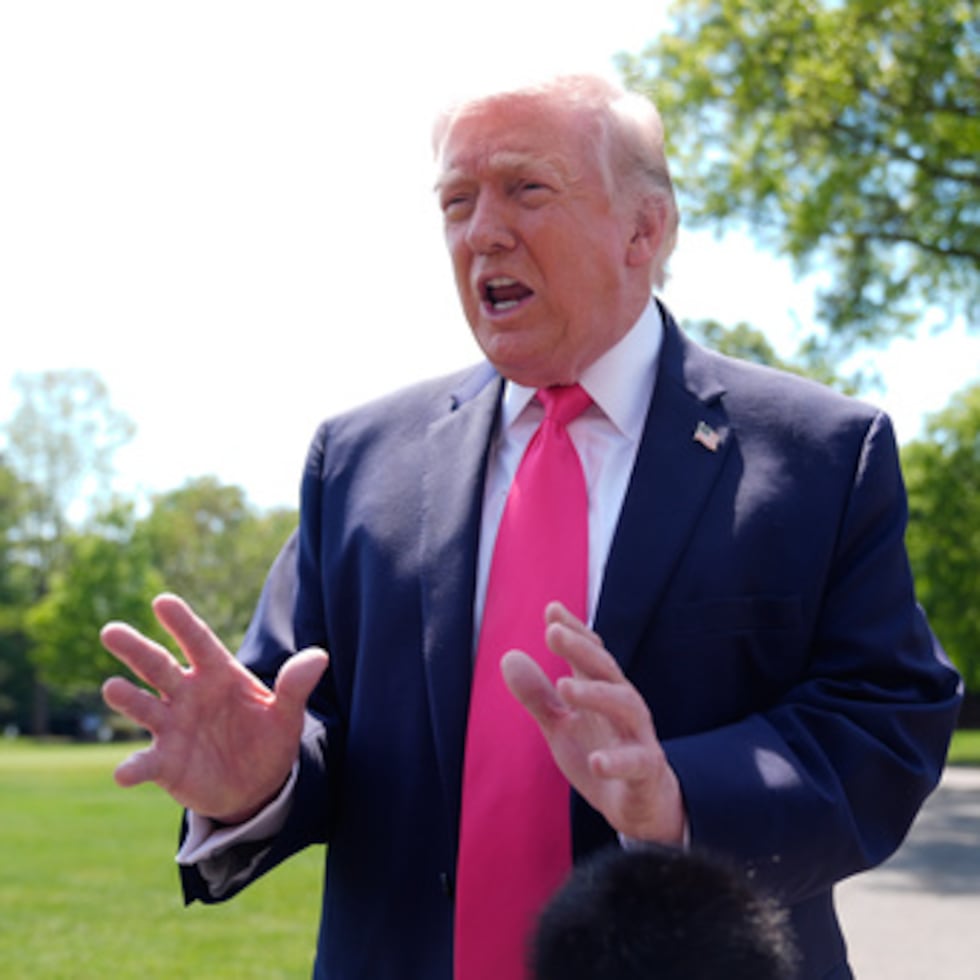 En una presentación ante un tribunal federal el viernes, Trump pide a un juez que suspenda el caso durante 90 días mientras las dos partes trabajan para llegar a un acuerdo o resolución.