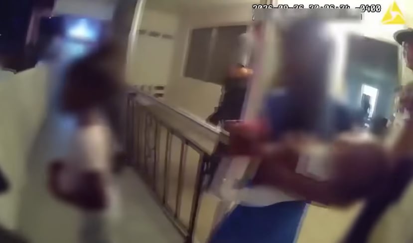Una mujer de 29 años fue arrestada en Florida acusada de negligencia infantil después de que hallaran a sus cuatro hijos encerrados en el baño de su vivienda mientras ella se encontraba en un crucero por las Bahamas.
