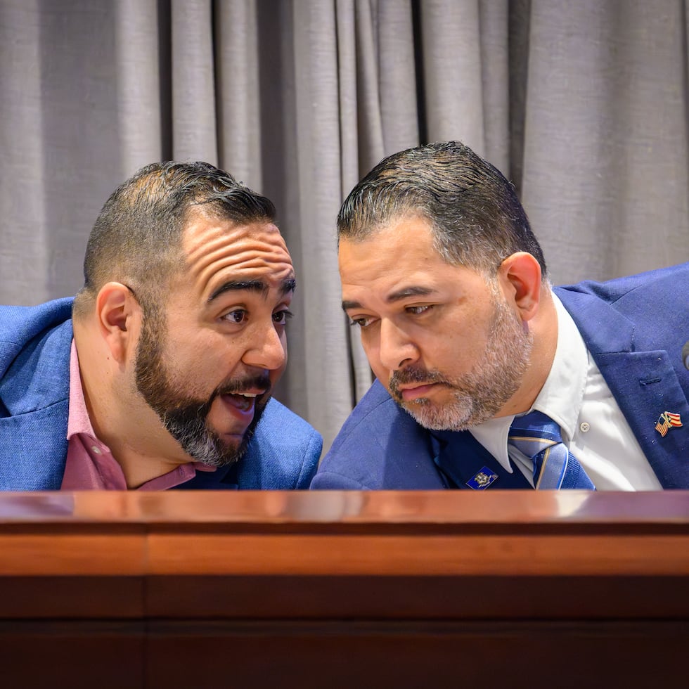 De izquierda a derecha Joseph Rodríguez, presidente de la Agenda Nacional Puertorriqueña (NPRA, en inglés), y Rubén Rodríguez, concejal por la ciudad de Waterbury, durante la conferencia inaugural de la Comisión Comercial entre Puerto Rico y Connecticut.