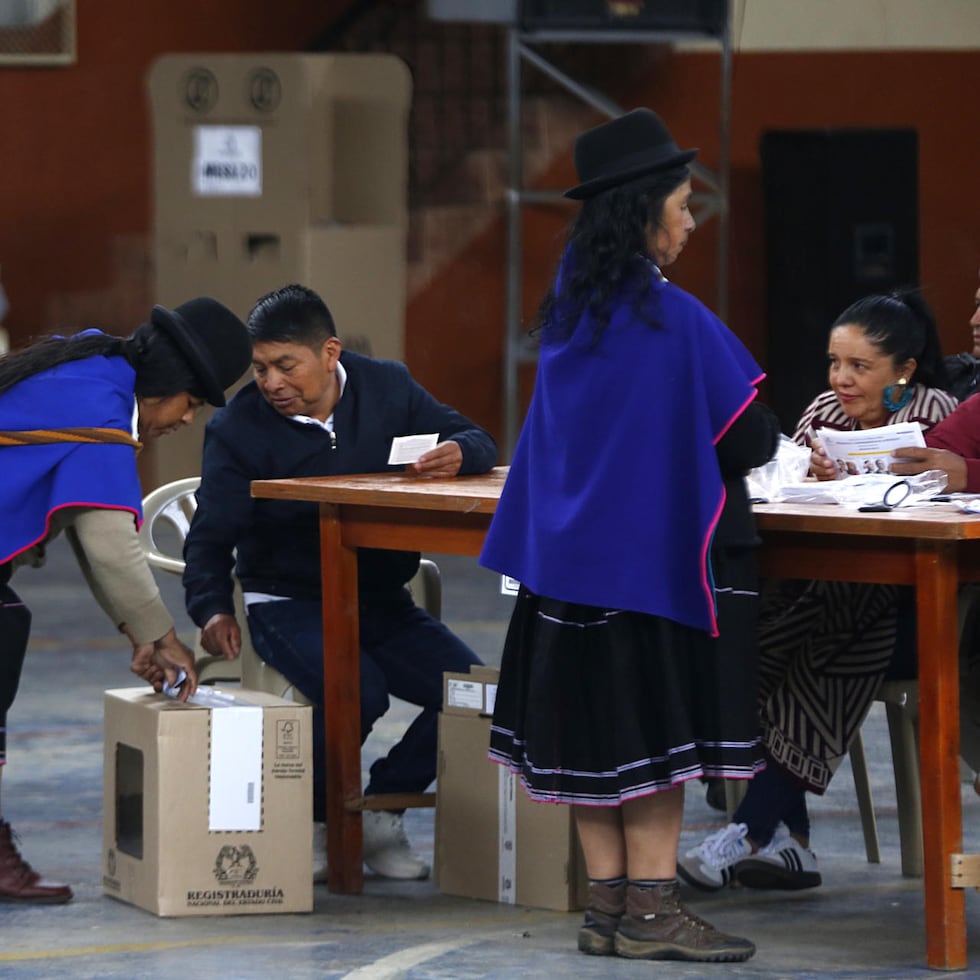Una indígena de la comunidad Misak deposita su voto este domingo, en la segunda vuelta de las elecciones presidenciales.