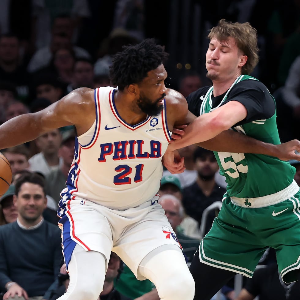 Joel Embiid, aquí ante la defensa de Baylor Scheierman, logró 34 puntos con 12 rebotes en el séptimo juego.