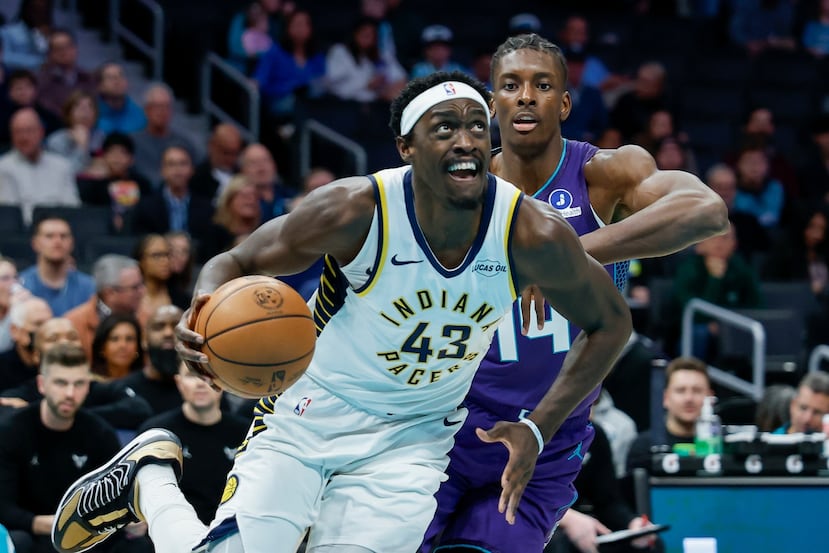 Pascal Siakam, alero de los Pacers de Indiana, avanza hacia el canasto frente a Moussa Diabate, de los Hornets.