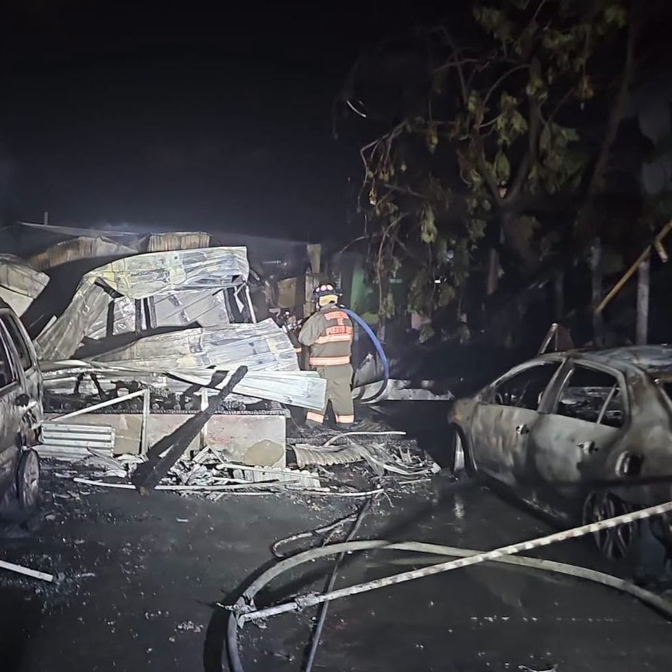 El incendio se registró cerca de las 8:00 de la noche.