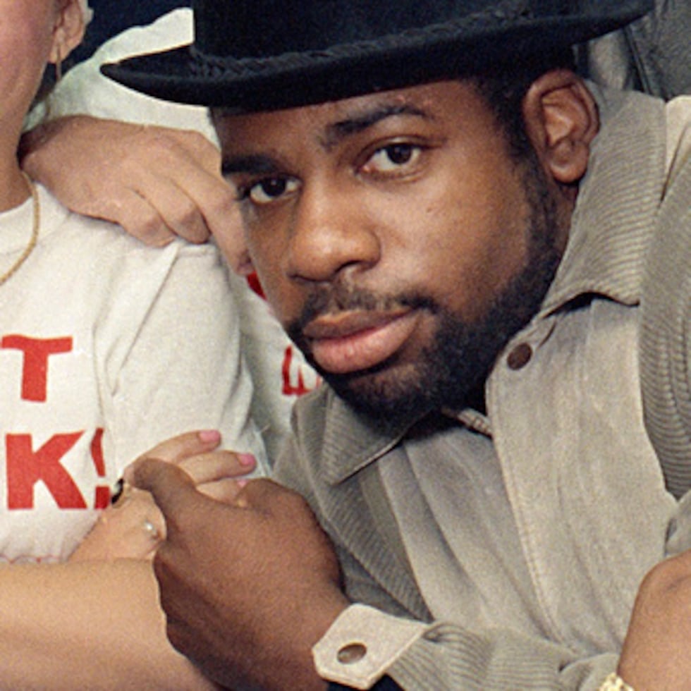 ARCHIVO - Jason Mizell de Run-D.M.C., Jam-Master Jay, posa con adolescentes reunidos en el Madison Square Garden de Nueva York, el 7 de octubre de 1986, en Nueva York. (Foto AP/G. Paul Burnett, archivo)
