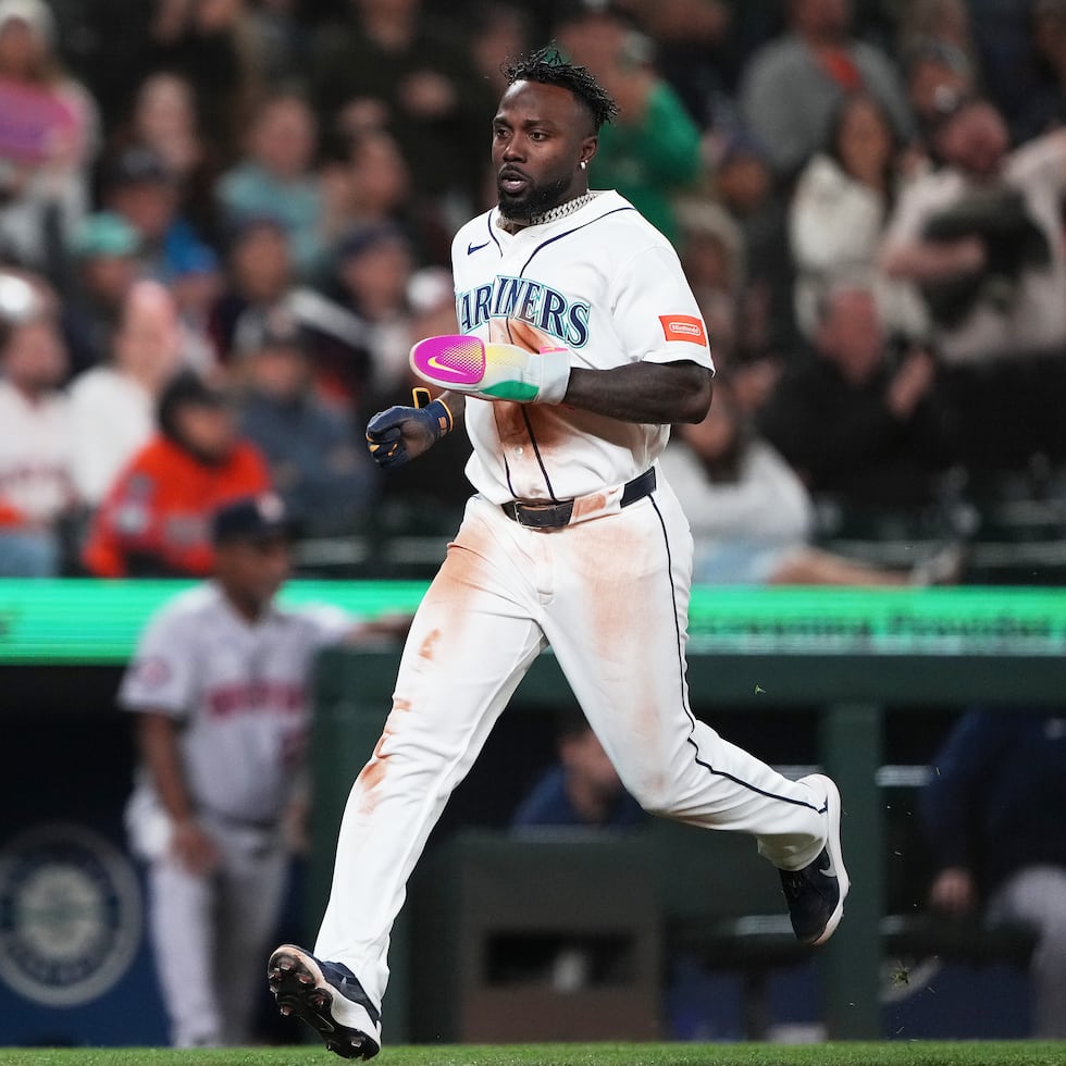 El cubano Randy Arozarena anotando una carrera por los Mariners en la quinta entrada del partido ante Houston, que terminó ganando Seattle en 10 episodios.