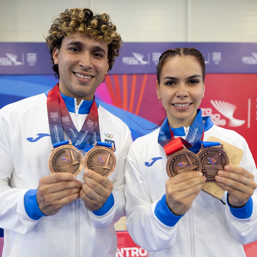 Luis Gabriel Colón y Arelis Medina posan con sus respectivas medallas.